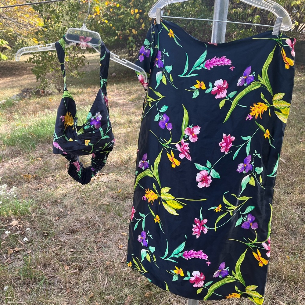 Vintage Victoria Secret 100% silk sarong and halter top. Really beautiful.💐🏝🏖